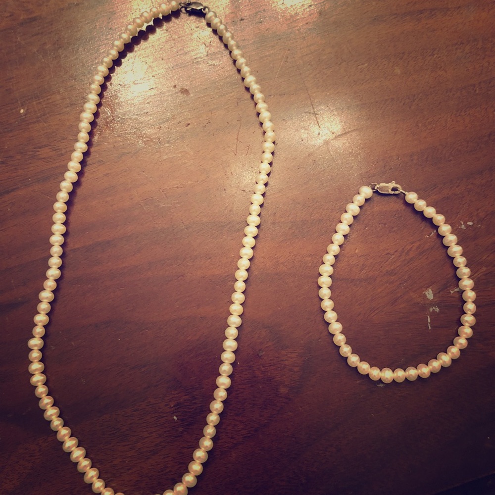 Pearl necklace and bracelet